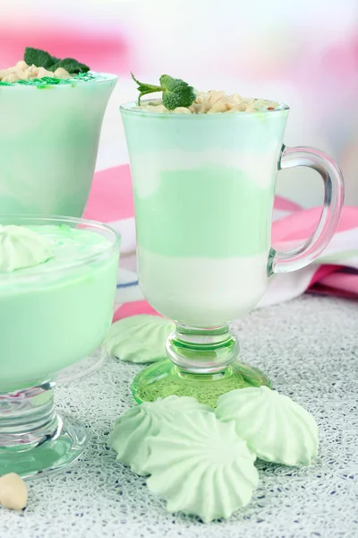 Mint melk dessert in glazen kommen op een houten achtergrond kleur — Stockfoto