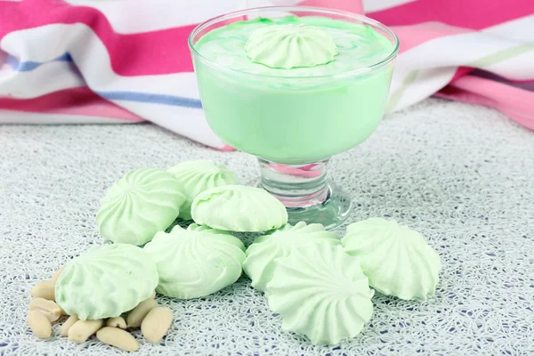 Postre de leche de menta en cuenco de vidrio sobre fondo de madera de color — Foto de Stock