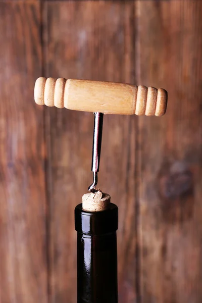 Abridor de botellas de cerca, sobre fondo de madera —  Fotos de Stock