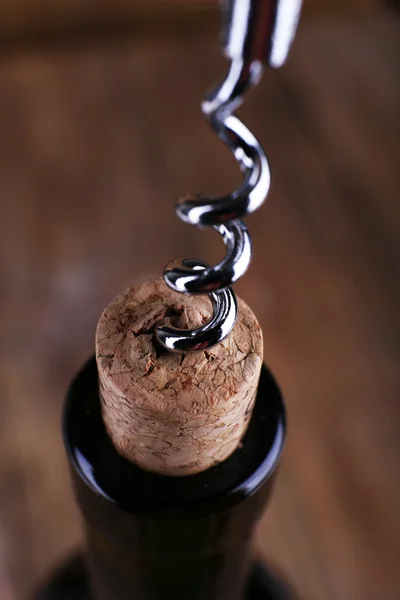 Flaschenöffner in Nahaufnahme, auf Holzgrund — Stockfoto