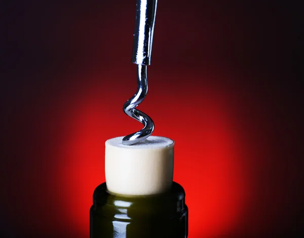 Abridor de botellas de cerca, sobre fondo de color oscuro —  Fotos de Stock