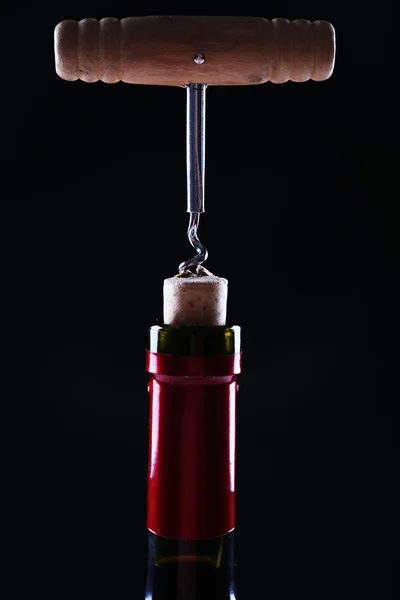 Detail Otvírák lahví, na tmavém pozadí — Stock fotografie