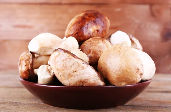 Wild mushrooms on plate — Stock Photo, Image