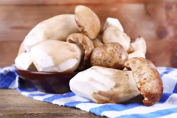 Funghi selvatici su piatto — Foto Stock