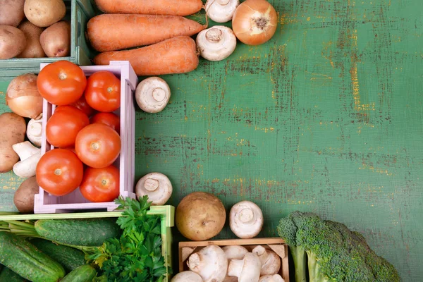 Різні овочі в коробках — стокове фото