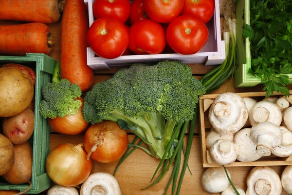 Різні овочі в коробках — стокове фото