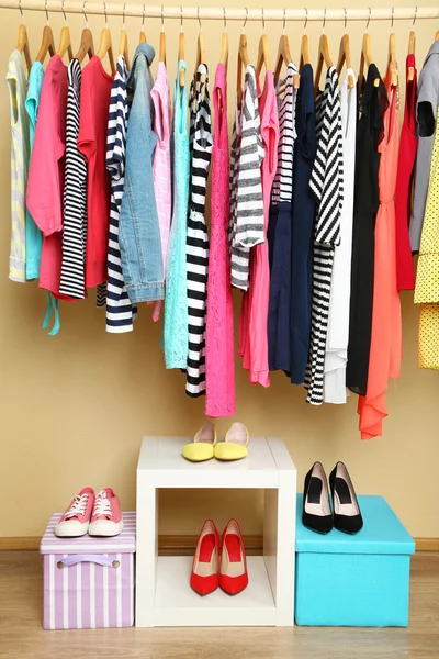 Vestiti e scarpe colorati — Foto Stock