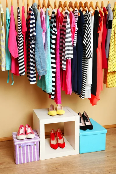 Színes ruhák és cipők — Stock Fotó
