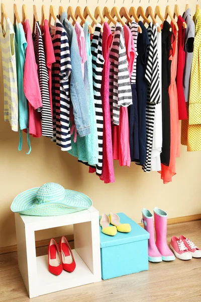 Kolorowe ubrania i buty — Zdjęcie stockowe