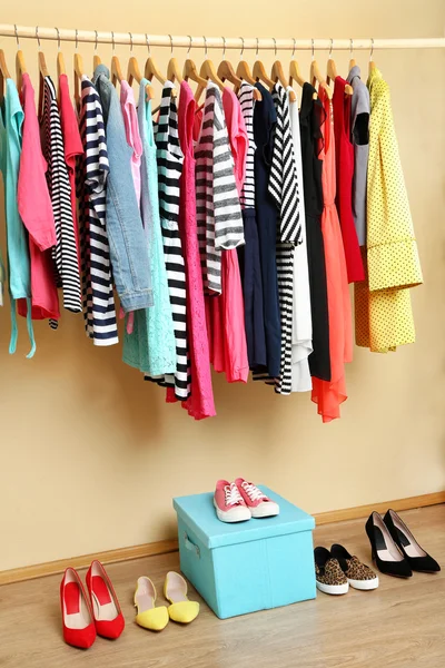 Kleurrijke kleding en schoenen — Stockfoto