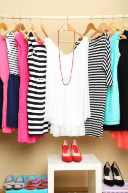 Kadın elbise askıları