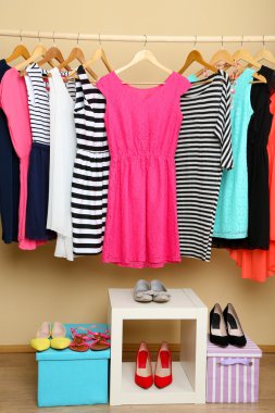 Kadın elbise askıları