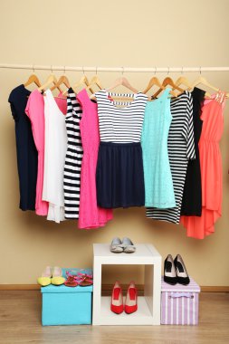 Kadın elbise askıları