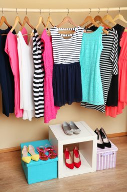 Kadın elbise askıları