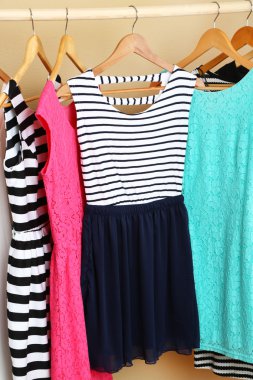 Kadın elbise askıları