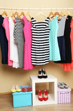 Kadın elbise askıları