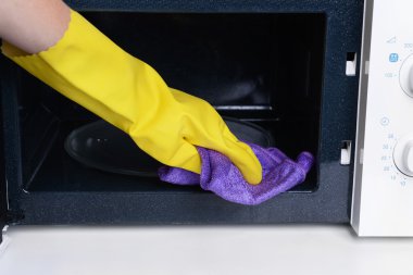 Mutfak yakın çekim mikrodalga fırın Temizleme