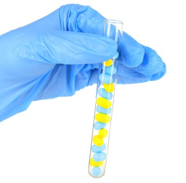 Tüp üzerinde beyaz izole farklı renk ilaçlarla tutan el