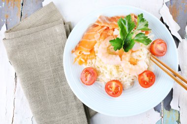 Haşlanmış pirinç ve karides