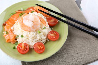 Haşlanmış pirinç ve karides