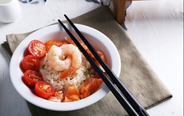 Haşlanmış pirinç ve karides