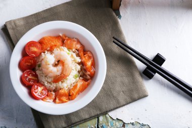 Haşlanmış pirinç ve karides