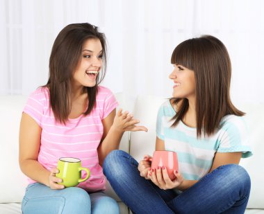 Güzel kızlar İkizler evde çay içme