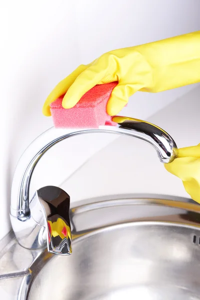 Limpeza pia de cozinha close-up — Fotografia de Stock