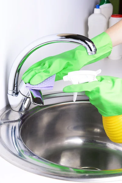 Καθαρισμός κουζίνα νεροχύτη close-up — Φωτογραφία Αρχείου