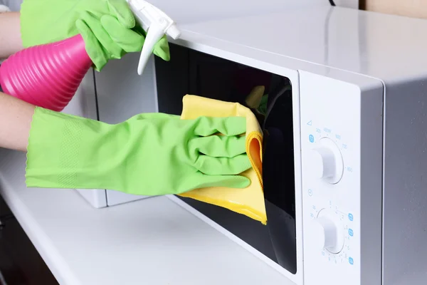 Cleaning microwave oven in kitchen close-up — Stock Photo, Image