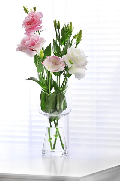 Schöne Blumen in der Vase auf hellem Hintergrund — Stockfoto