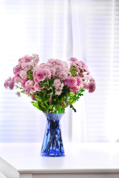 Flori frumoase în vază cu lumină de la fereastră — Fotografie, imagine de stoc