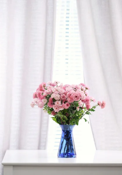 Hermosas flores en jarrón con luz de la ventana — Foto de Stock