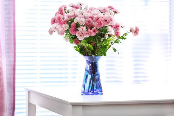 Belles fleurs dans un vase avec la lumière de la fenêtre — Photo