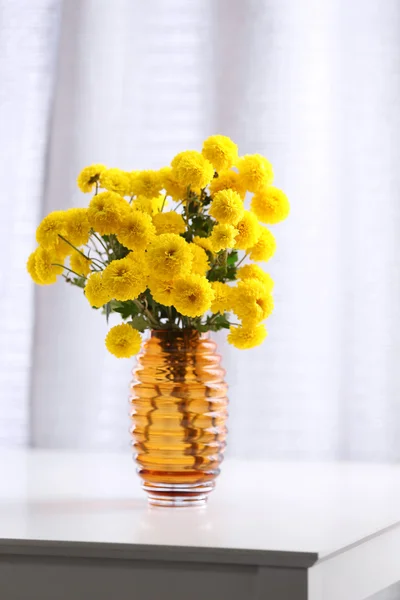 Vackra blommor i vas på gardiner bakgrund — Stockfoto