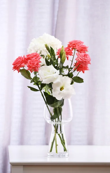 Mooie bloemen in vaas op gordijnen achtergrond — Stockfoto