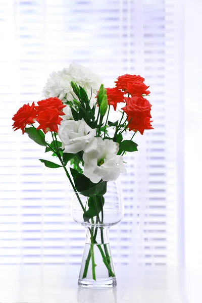 Belles fleurs dans un vase avec la lumière de la fenêtre — Photo