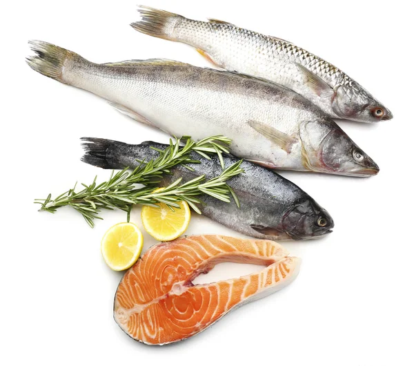 Färsk fisk med citron och rosmarin isolerad på vit — Stockfoto