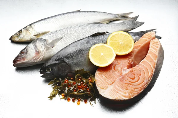 Čerstvé ryby s citronem detail — Stock fotografie