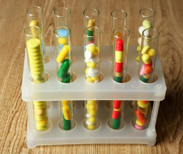 Medicamentos de color en tubos de ensayo —  Fotos de Stock