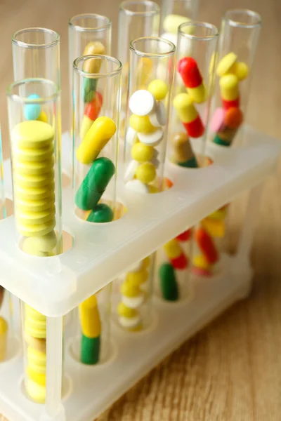 Drogas coloridas em tubos de ensaio — Fotografia de Stock