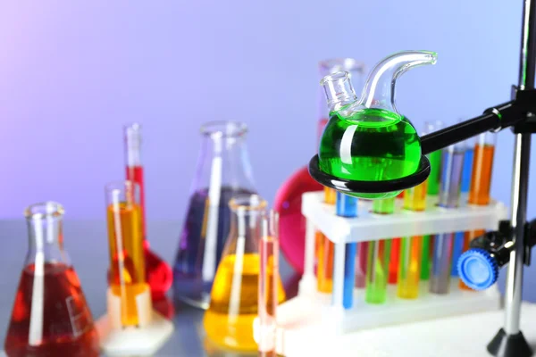 Diferentes cristalería de laboratorio — Foto de Stock