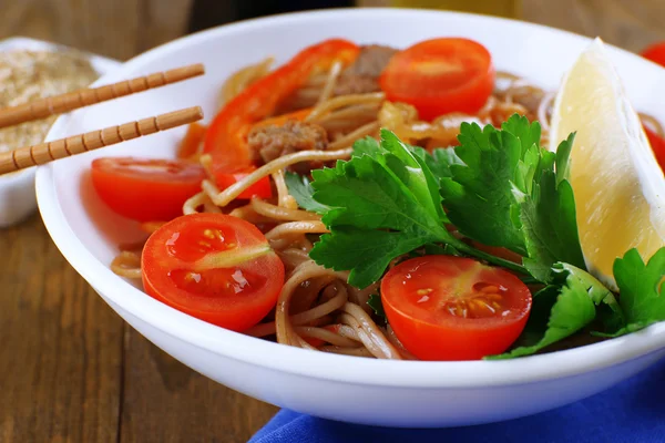 Tagliatelle cinesi con verdure — Foto Stock