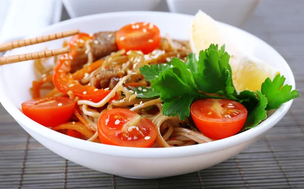 Fideos chinos con verduras —  Fotos de Stock