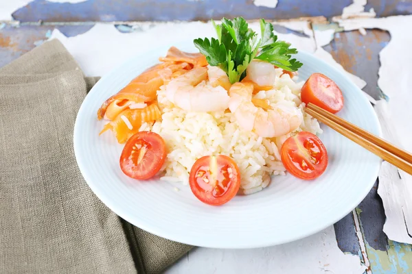 Vařená rýže a krevetami — Stock fotografie