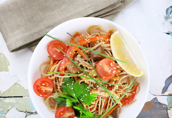 Macarrão chinês com legumes — Fotografia de Stock