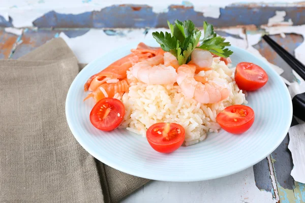 Boiled rice and shrimps — Stock Photo, Image