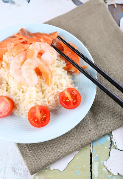Kokt ris och räkor — Stockfoto