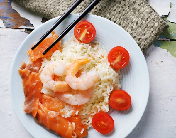 Gekochter Reis und Garnelen — Stockfoto