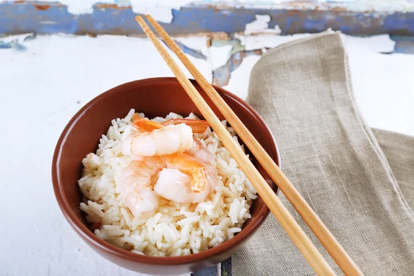 Gekookte rijst en garnalen — Stockfoto
